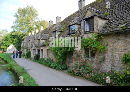 Fila di Cotswold cottage in pietra, Bibury, Gloucestershire, England, Regno Unito Foto Stock