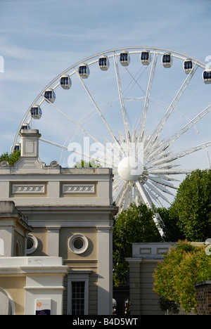 La ruota di Greenwich e Old Royal Naval College di Greenwich Londra Inghilterra Foto Stock