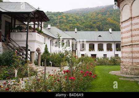 Il XIV secolo il monastero fortificato composto passerella edifici nella parte interna del quadrangolo giardini. Cozia Transilvania Romania Europa Foto Stock