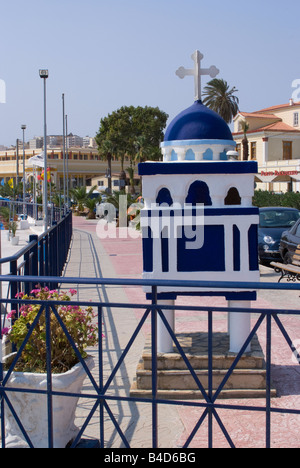 Un santuario o il monumento in memoria dei pescatori e marinai dispersi in mare sul lungomare del Porto di Lavrio greca Aegean Grecia continentale Foto Stock