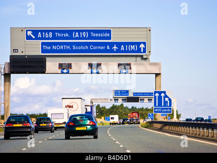 La guida su autostrada uk, la A1M / A1 a UK autostrada con cartello autostradale in Inghilterra, Regno Unito Foto Stock