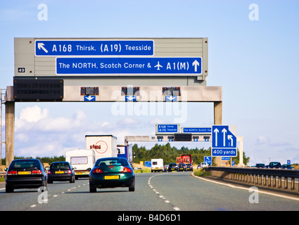 Viaggiando su un'autostrada del Regno Unito, la A1M / A1 con le auto che guidano verso un cartello autostradale in Inghilterra Foto Stock