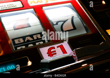 Casino slot machine un euro jetton coin easy spin denaro scommettendo elettroni di gioco roulette shop legal dipendenza abitudine controllare Foto Stock