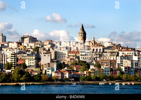 La Torre di Galata Beyoglu Il Golden Horn Istanbul Turchia Foto Stock