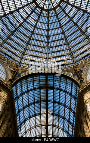 Interno della Galleria Umberto che mostra la struttura del tetto della cupola centrale Foto Stock