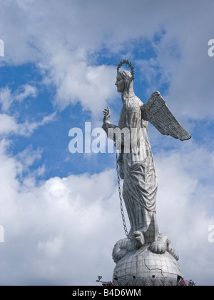 Quito Ecuador Panecillo statua vergine immacolata figura nuvole blu cielo dramma Panecillo drammatico vergine di Quito statua La Virge Foto Stock