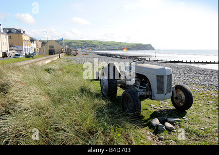 Un trattore sulla spiaggia di BORTH IN CEREDIGION West Wales UK Foto Stock