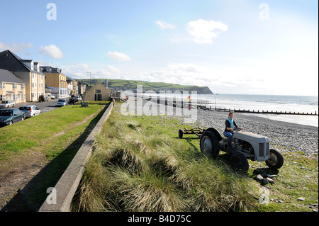 Un trattore sulla spiaggia di BORTH IN CEREDIGION West Wales UK Foto Stock