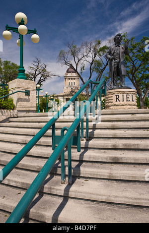 Scalinata che conduce oltre la statua di un Louis Riel all'edificio legislativo e Manitoba Plaza nella città di Winnipeg Foto Stock