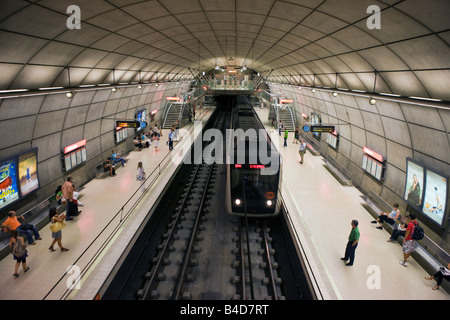 Una moderna metropolitana o la stazione della metropolitana di Bilbao, Spagna, progettato da Norman Foster, l'architetto britannico. Foto Stock