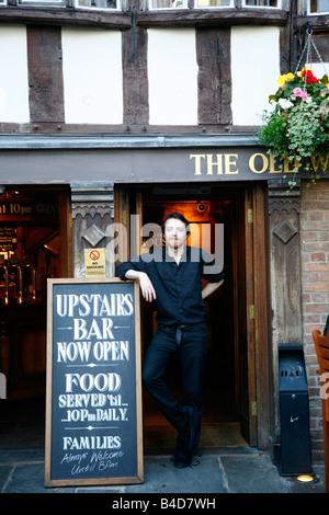 Agosto 2008 - cameriere in piedi al di fuori del Vecchio Wellington Inn a Exchange square Manchester Inghilterra England Regno Unito Foto Stock