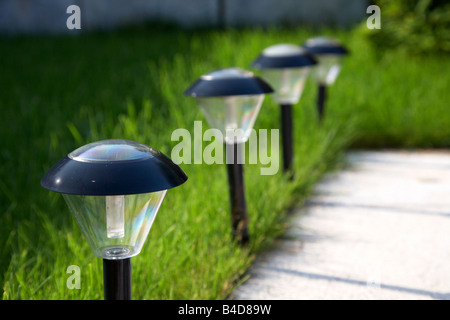 Solare Giardino illuminazione è utilizzata per il percorso di luce nel giardino nel Regno Unito Foto Stock