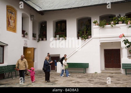 Cozia Transilvania Romania Europa la gente al di fuori del Museo, costruito nel XIV secolo il monastero fortificato Foto Stock