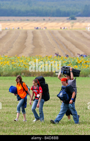 Giovani escursionismo durante la "Giornata Mondiale della Gioventù" a Marienfeld, Colonia, Germania. Foto Stock