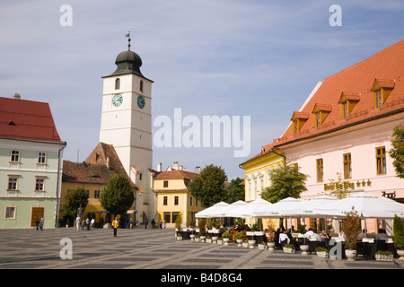 Sibiu Transilvania Romania Europa vecchi edifici e street cafe in Piata Mare nel centro storico della città di Hermannstadt Foto Stock