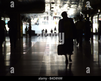 Silhouette di persone in metropolitana tunnel di passaggio Foto Stock