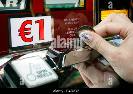 Casino slot machine un euro jetton coin easy spin denaro scommettendo elettroni di gioco roulette shop legal dipendenza abitudine controllare Foto Stock