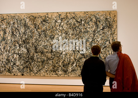 Coppia di anziani al MOMA di New York davanti a Jackson Pollock 'Uno: numero 31' Foto Stock