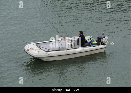 Due uomini la pesca nel porto di Cowes sull'Isola di Wight REGNO UNITO Foto Stock