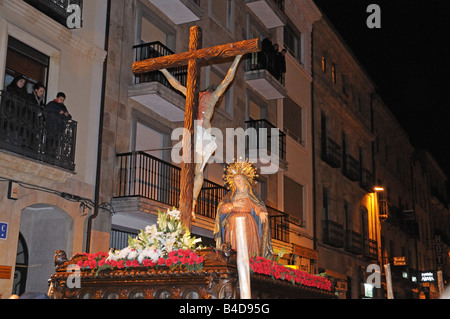 Notte Tempo Semana Santa Settimana Santa processione di Pasqua sulla Rua Mayor Salamanca spagna Foto Stock