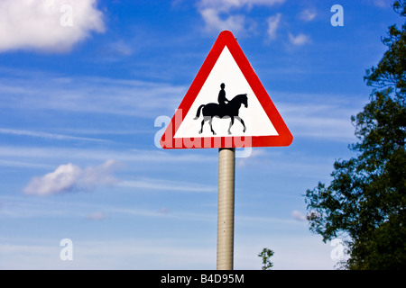 Cartello segnaletico per il Regno Unito, segnaletica stradale per il traffico di cavalli o pony accompagnati davanti a un cavaliere, Inghilterra Regno Unito Foto Stock