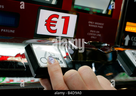 Casino slot machine un euro jetton coin easy spin denaro scommettendo elettroni di gioco roulette shop legal dipendenza abitudine controllare Foto Stock