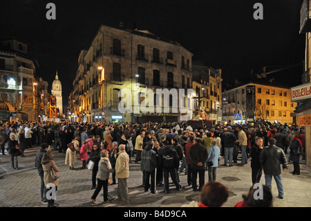 Grande folla rispettosa delle persone per vedere di notte Semana Santa Settimana Santa processione di Pasqua sulla Rua Mayor Salamanca spagna Foto Stock