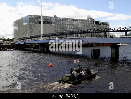 BBC Scotland sede sulle rive del fiume Clyde Glasgow con le campane ponte pedonale in primo piano Foto Stock