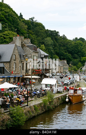 Vista la Rance river e il porto di Dinan Bretagna Francia Foto Stock