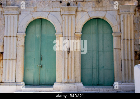 Una casa verde con le porte chiuse sul Kali Strata sull'isola greca di Symi Grecia Foto Stock