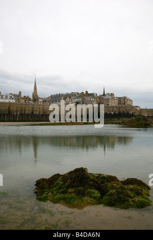 Luglio 2008 - vista sopra la città murata di Saint Malo Bretagna Francia Foto Stock