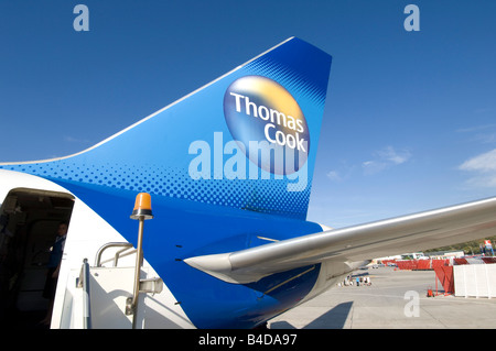 Il piano di coda di Thomas Cook Boeing 757 200 holiday aereo jet a aeroporto di Rodi Grecia Foto Stock