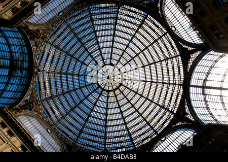 Interno della Galleria Umberto che mostra la struttura del tetto della cupola centrale Foto Stock