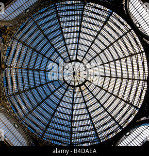 Interno della Galleria Umberto che mostra la struttura del tetto della cupola centrale Foto Stock