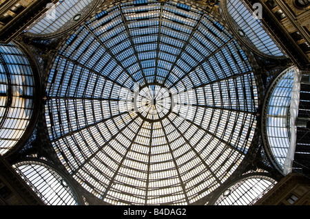 Interno della Galleria Umberto che mostra la struttura del tetto della cupola centrale Foto Stock