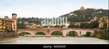 Saint Peters Bridge, un ponte romano, il Ponte Pietra, il fiume Adige, Verona, Italia Foto Stock
