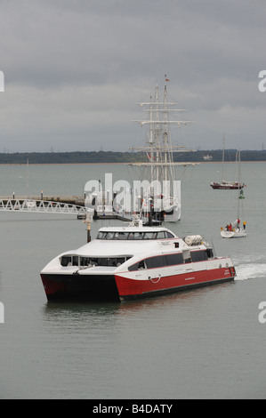 Imbuto Rosso catamarano attraversando il Solent, tra Cowes, Isola di Wight e Southampton Regno Unito Foto Stock