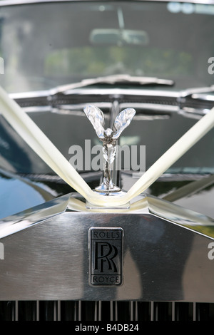 Rolls Royce auto nozze closeup con battenti lady alato emblema e cromato griglia anteriore, logo e legato crema nastro di nozze Foto Stock