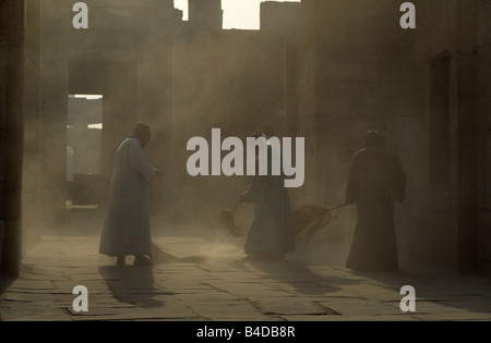 Spazzare il percorso nel Tempio di Karnak Luxor Egitto. Foto Stock