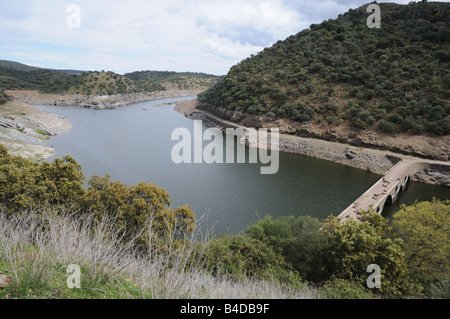 Vista del fiume Rio Tajo e valley con un basso livello di acqua durante la siccità in Spagna Foto Stock