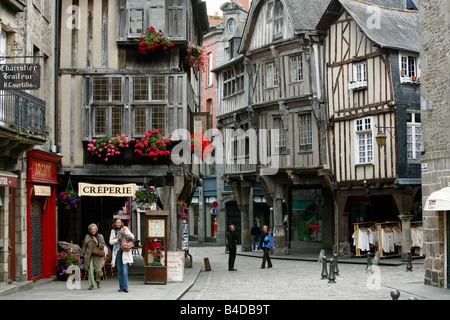 Luglio 2008 - Mezza case con travi di legno nella città vecchia di Dinan Bretagna Francia Foto Stock