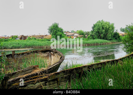 Fiume Sile,Casier, Treviso, Veneto,Italia.Il "burci' cimitero.Il "burci' erano vecchie imbarcazioni da carico Foto Stock