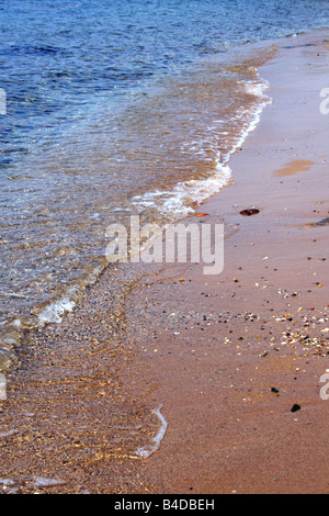Le piccole onde che lambiscono la costa greca. Foto Stock