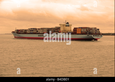 Contenitore nave lasciando Southampton nel Solent, British Channel UK Foto Stock