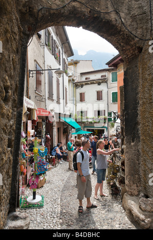 Via dello shopping nel centro della città vecchia, Malcesine, Lago di Garda, Italia Foto Stock