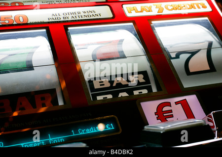 Casino slot machine un euro jetton coin easy spin denaro scommettendo elettroni di gioco roulette shop legal dipendenza abitudine controllare Foto Stock