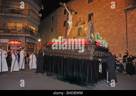 Notte Tempo Semana Santa Settimana Santa processione di Pasqua che passa il convento de la Madre de Dios Salamanca spagna Foto Stock