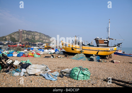 Barche di pescatori sulla spiaggia di Hastings in East Sussex Foto Stock