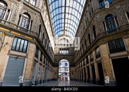 Interno della Galleria Umberto che mostra la struttura del tetto della cupola centrale Foto Stock