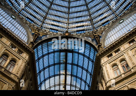 Interno della Galleria Umberto che mostra la struttura del tetto della cupola centrale Foto Stock